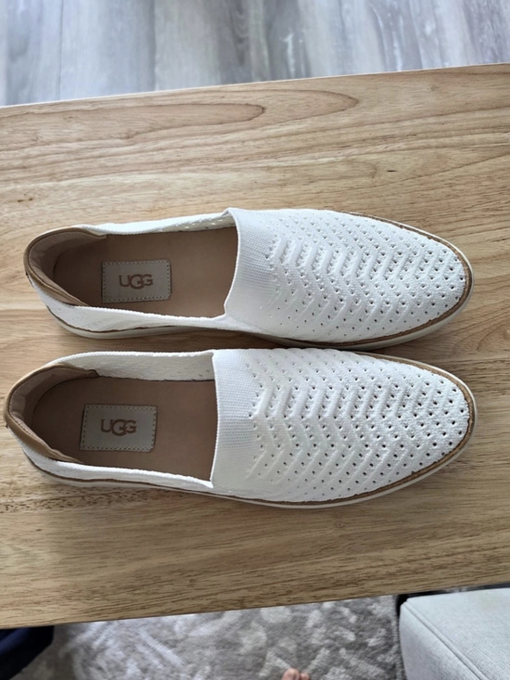 EUC UGG Sammy Chevron Slip-On White Flats size 9